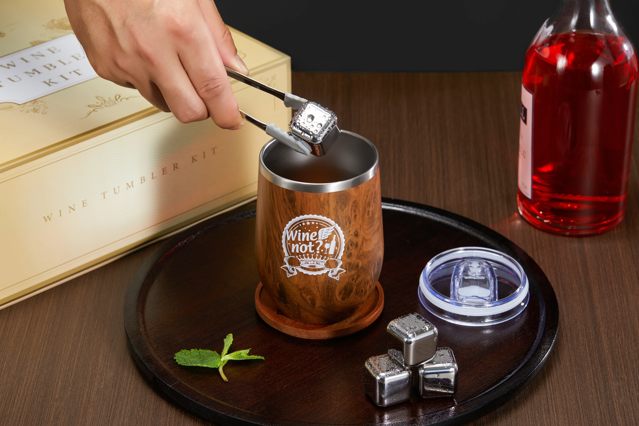 以木质桌面和酒杯展示烟熏套装,结合木屑、配件与操作步骤画面。