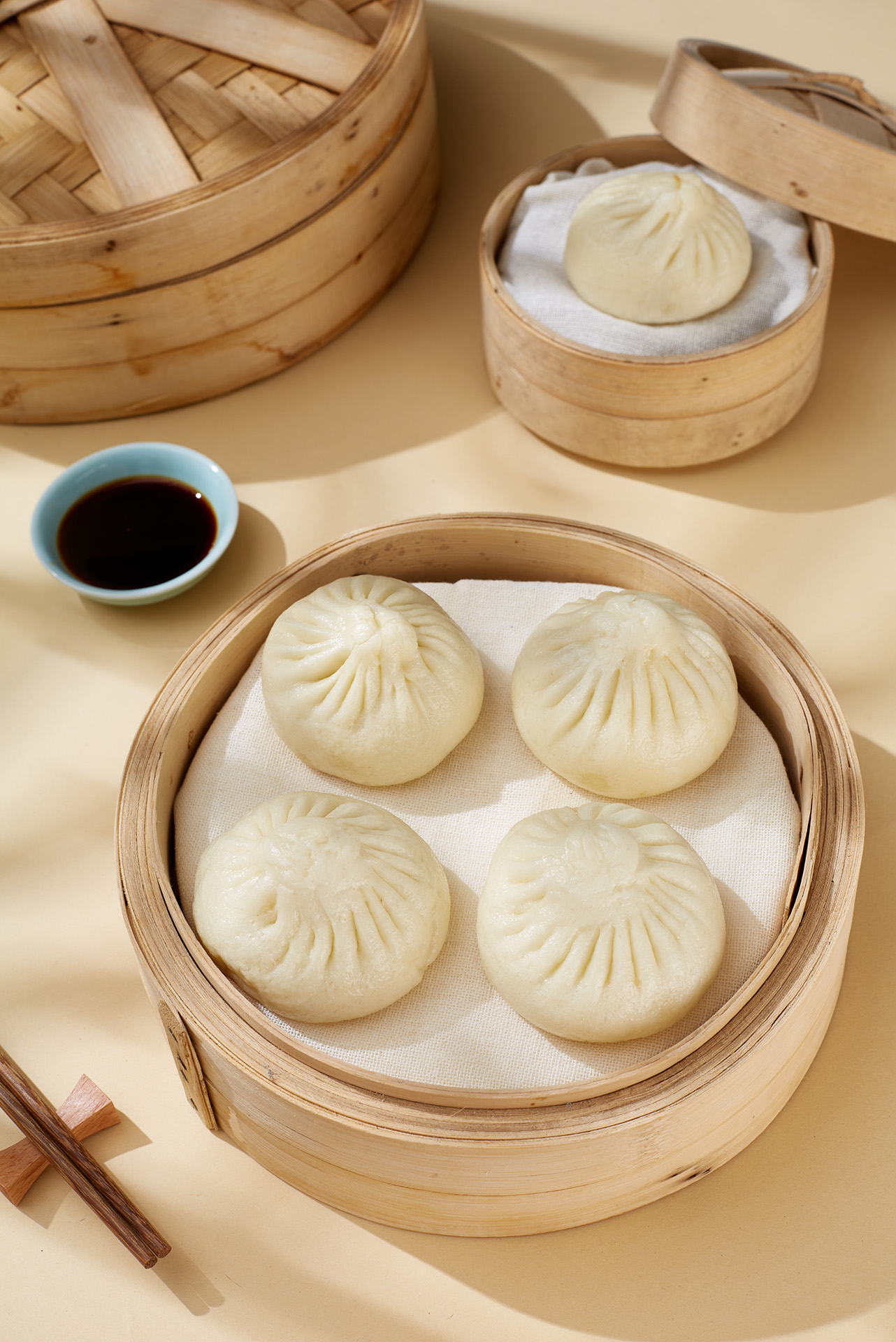 An e-commerce food photography series created for a steamed bun brand. Steamer styling, overhead compositions, and packaging-led scenes highlight the product’s texture, freshness, and Chinese dining atmosphere. The visuals are suitable for product detail pages, brand materials, menus, and social media content.